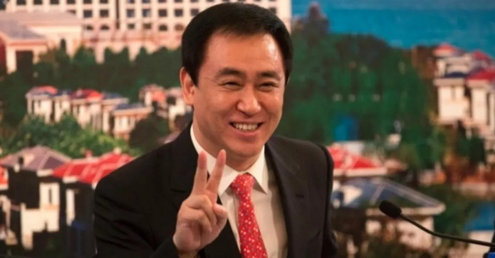 的许家印,最后利用"锄大地","斗地主"赢得了郑裕彤5亿多美元的援助