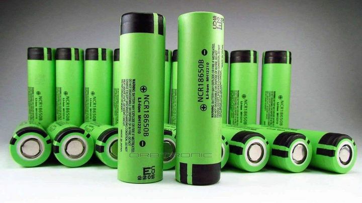 特斯拉创造性启用7000多节松下制造的50三元锂电池,组成动力锂电池
