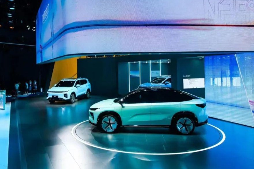 睿蓝汽车发布三款新车，并与海康威视达成战略合作