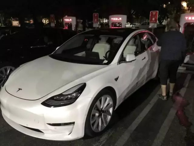 小白来袭!特斯拉model 3白色内饰版首曝光