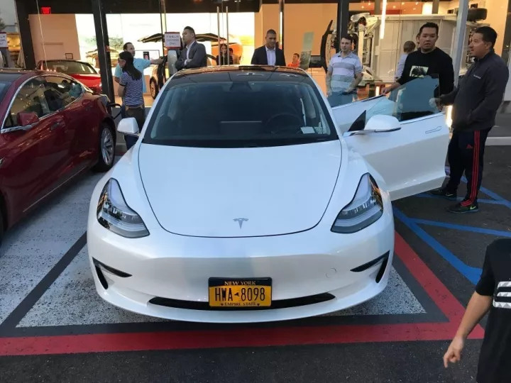 (它看起来并没有很糟糕——尽管小编确实更喜欢没有车牌的model 3)