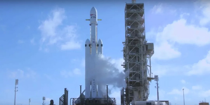 spacex猎鹰重型运载火箭成功发射!特斯拉roadster走向