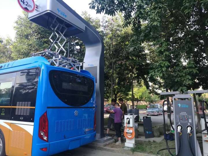 特來電智能充電弓，充電40秒續航10公里