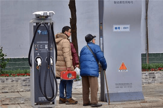 特來電智能充電弓，充電40秒續航10公里