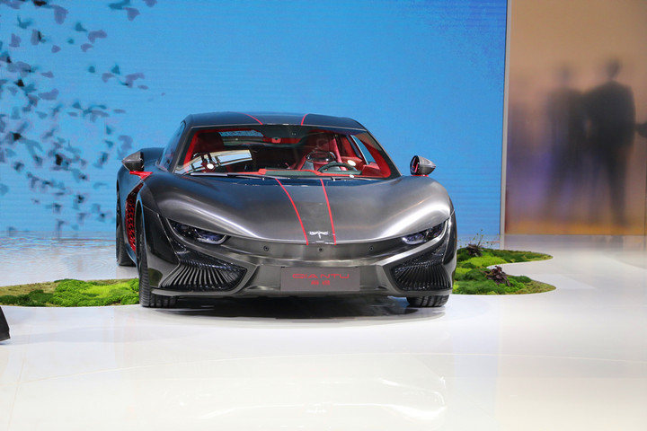 据了解,2018年4月25日前途汽车携三大平台车型前途K50、前途K20 Concept和前途Concept 1亮相2018北京国际车展。新车依旧保持前途一贯的前瞻性设计、开放的智能互联平台、轻量化的材料和模块化的电驱动技术融合进造车技术。 前途汽车董事长陆群先生在发布会上表示:前途汽车的品牌理念是先天下之行而行,目标客户群是时代进取者,他们敢于突破,敢于引领,敢于挑战。 前途汽车董事长陆群先生 基于前途汽车中小型平台开发的首款概念产品前途K20 Concept在本次车展首次登场。该车型是