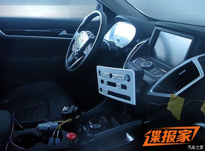 外观与汽油版基本一致 风神AX7 EV谍照曝光
