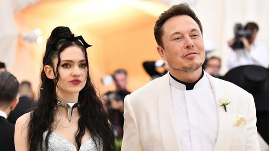 特斯拉ceo埃隆·马斯克(elon musk)和独立流行歌手格莱姆斯(grimes)