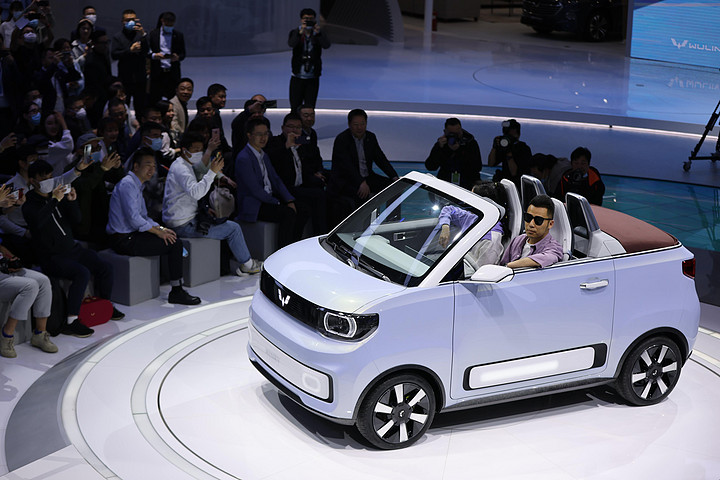 五菱新能源首款敞篷车宏光miniev cabrio全球首发亮相
