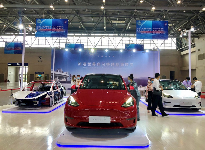 特斯拉亮相2021中国国际智能产业博览会,智能汽车顶流
