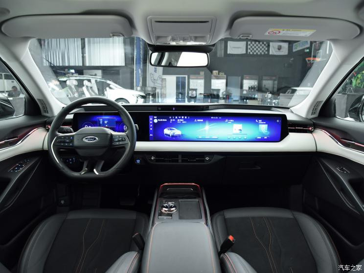 新车内饰设计简洁,贯穿整个中控台的超长触摸联屏是内饰最大的亮点