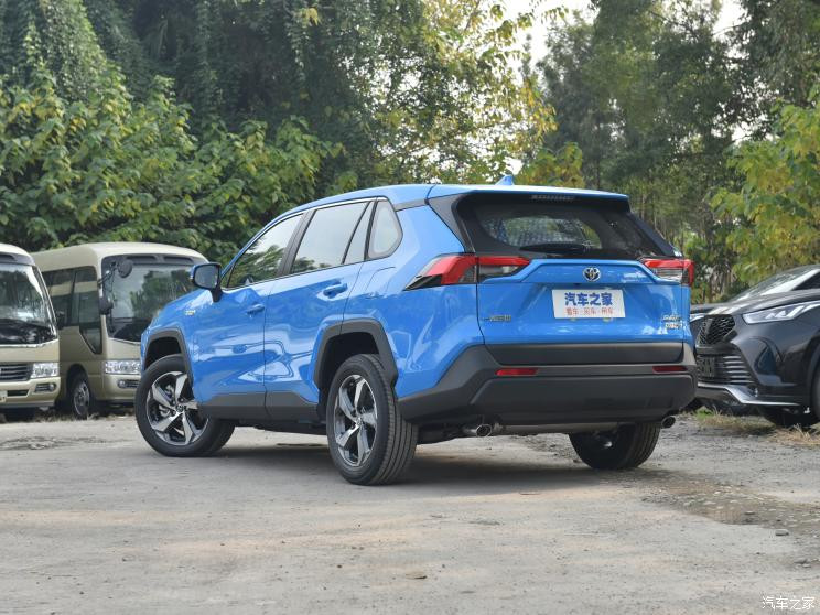 rav4荣放双擎e 是rav4荣放的插电式混合动力车型,是一汽丰田于2021年4