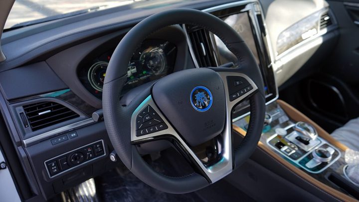 纯电续航100公里的超大屏赛车,比亚迪秦100亮