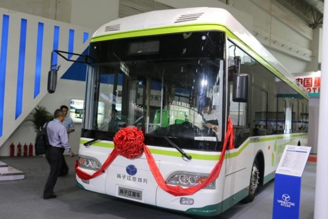 正式更名為揚(yáng)子江汽車集團(tuán) 北京道路運(yùn)輸展推出第二代在線充公交