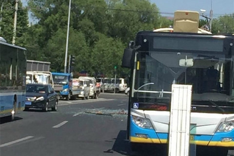 北京569路电动公交车突然爆炸 为北汽福田电动公交车