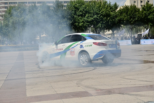 天生愛極限，環(huán)青海湖電動汽車特技表演