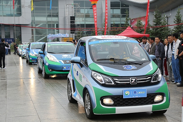 奥运明星助阵发车，环青海湖电动汽车挑战赛踏上征途