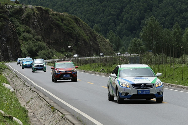 奧運(yùn)明星助陣發(fā)車，環(huán)青海湖電動(dòng)汽車挑戰(zhàn)賽踏上征途