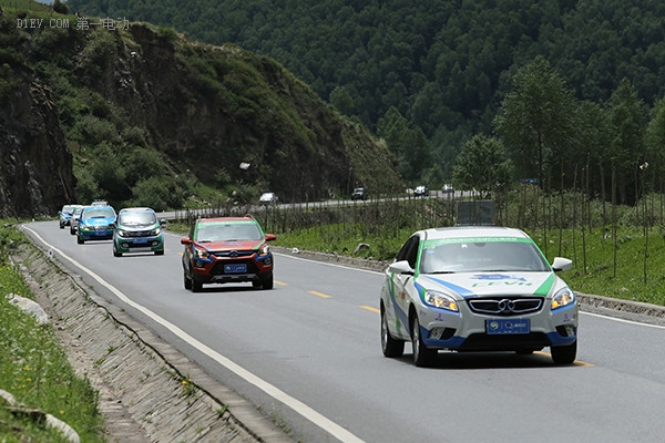 奥运明星助阵发车，环青海湖电动汽车挑战赛踏上征途