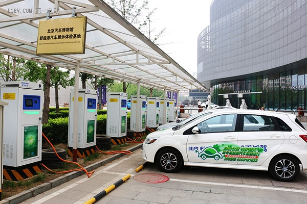 新能源汽车京城大巡游 倡导低碳出行绿色生活