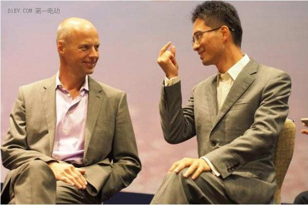前沿产业基金联合创始人王乐京(右)对话google无人车之父Sebastian Thrun