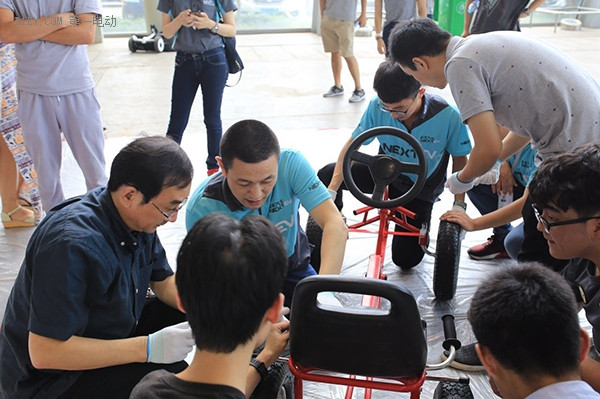 李斌在和大學(xué)生們一起造車
