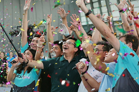 蔚来汽车总裁秦力洪和学生代表自拍合影宣布赛季启动