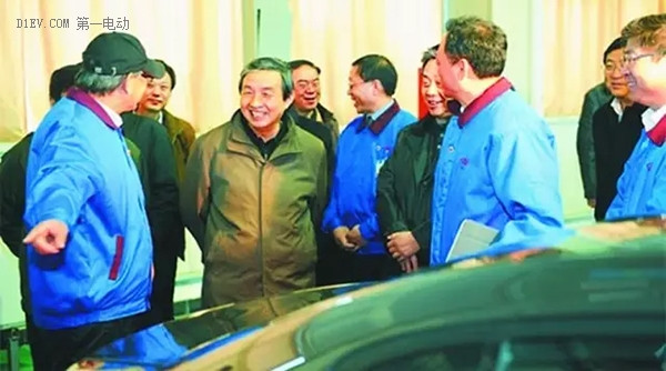 國(guó)務(wù)院副總理馬凱視察微型電動(dòng)車企業(yè)