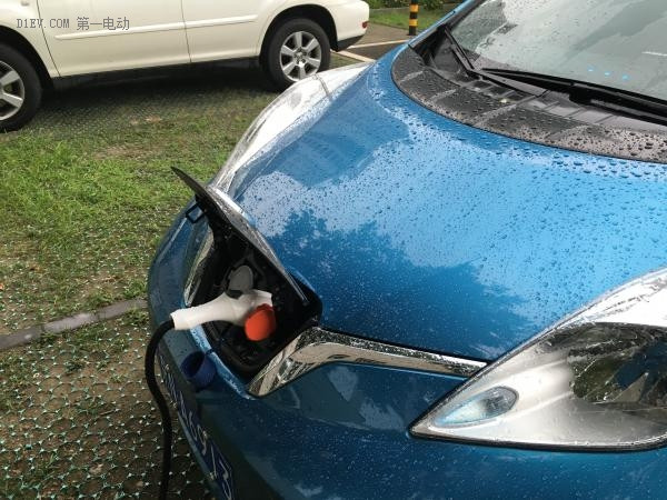 雨中充電，接頭的氣密性很好，不用擔(dān)心漏水。