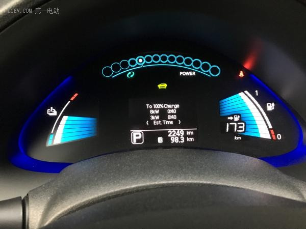 但電池顯示還有40分鐘才全面充滿，這就是“涓流充電”的意思，全面充滿估計(jì)能顯示180（公里）左右，有的車主有充滿200（公里）的，但其實(shí)這個(gè)續(xù)航表不太準(zhǔn)。
