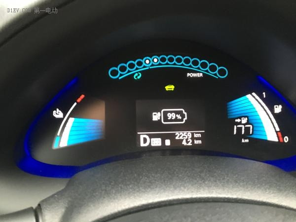開了10公里之后，電量顯示還有99%，但續(xù)航表卻顯示還有177（公里），只是怎么回事？這就是我所說的續(xù)航表不太準(zhǔn)，因?yàn)樗歉鶕?jù)實(shí)時(shí)的駕駛狀況來計(jì)算續(xù)航旅程的，這和你怎么開有很大關(guān)系。