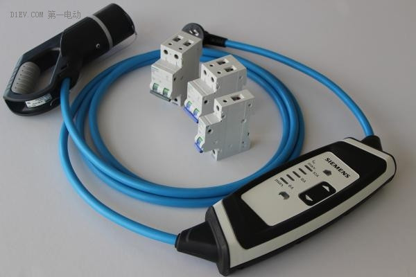 西門子便攜式電動(dòng)汽車充電寶，內(nèi)置漏電保護(hù)模塊，接頭帶過溫保護(hù)