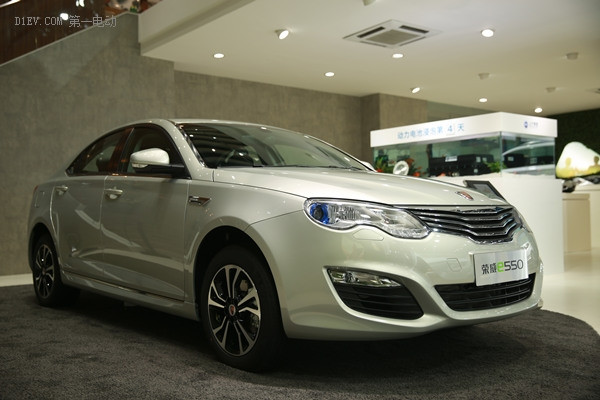 上汽榮威e550插電式混動轎車
