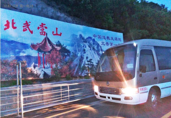 磨劍十年露崢嶸，登頂五岳似等閑
