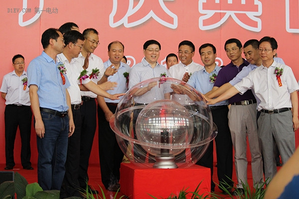 與會(huì)領(lǐng)導(dǎo)一起宣布國軒高科直屬三廠正式投產(chǎn)