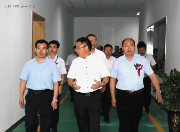 與會(huì)領(lǐng)導(dǎo)參觀國軒高科直屬三廠