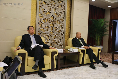 油耗管理和新能源汽车积分管理政策该分开并行还是合并实施？