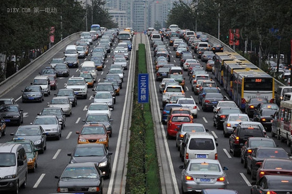 新能源汽車(chē)發(fā)展遭掣肘：購(gòu)車(chē)補(bǔ)貼退坡 充電設(shè)施不足