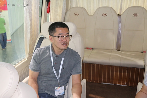 江蘇卡威汽車工業(yè)集團新能源汽車銷售有限公司副總經(jīng)理吳佳駱在接受專訪