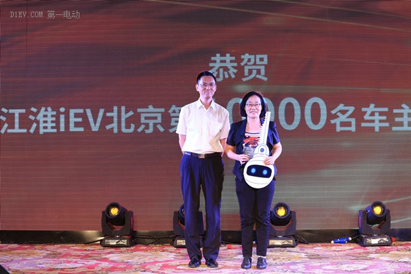 江淮汽車營(yíng)銷公司副總經(jīng)理汪光玉(左)，中國(guó)汽車工業(yè)協(xié)會(huì)副秘書長(zhǎng)許艷華（右）
