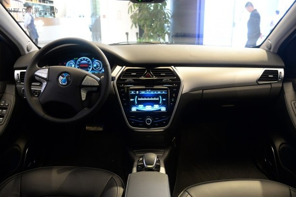 續(xù)航提升150公里 騰勢(shì)400車型正式發(fā)布