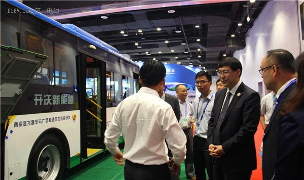 全球首创，南京金龙“氢混燃气（增程式）电动客车”亮相东盟博览会