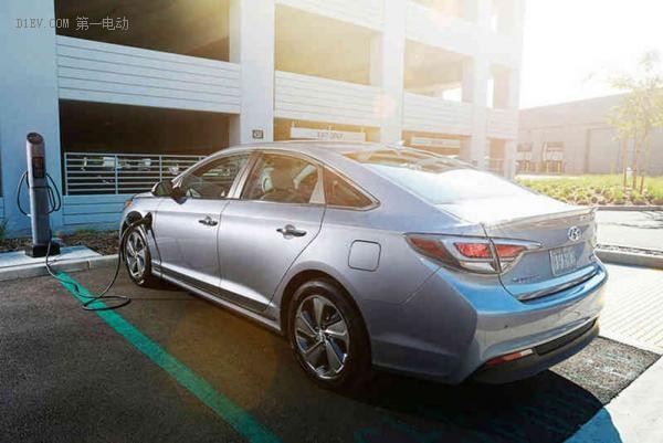 2017款現(xiàn)代索納塔插電混動(dòng)車型 將搭載強(qiáng)大的多媒體系統(tǒng)