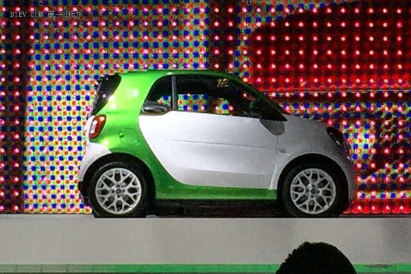 2016巴黎車展探館：smart fortwo EV版實車亮相