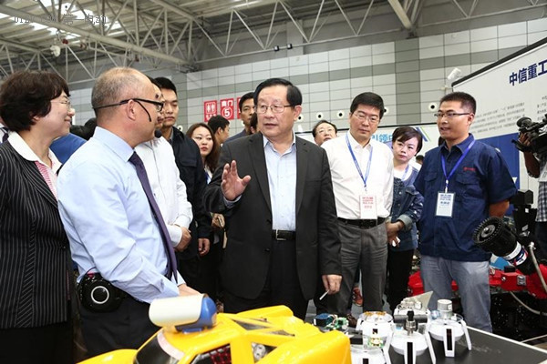 万钢参观河南省创新创业成就展，中航锂电获重点关注