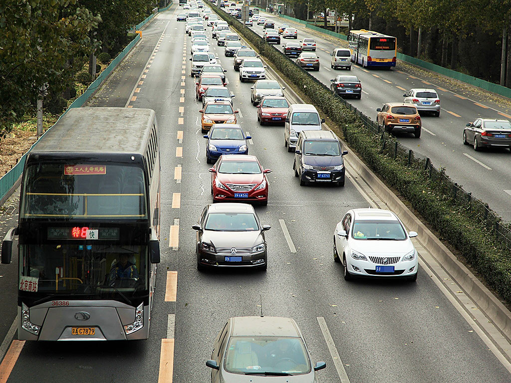 開電動車也要小心違章 北京三環(huán)公交道全環(huán)貫通