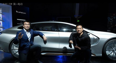 LeEco创始人兼董事长YT Jia与乐视超级汽车联合创始人、全球副董事长丁磊为LeSEE Pro揭幕