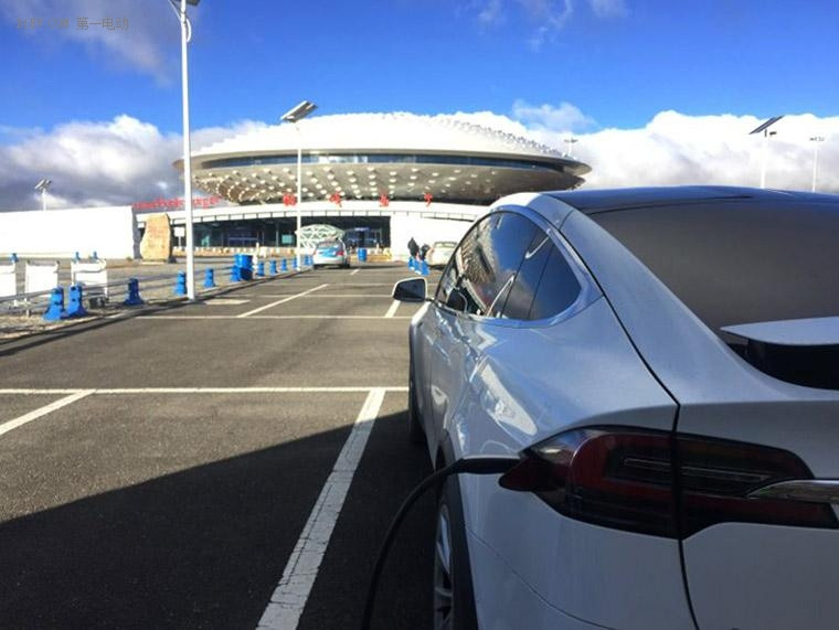 川藏充電線路正式貫通 特斯拉Model X車隊(duì)首次駛?cè)氪ú鼐€