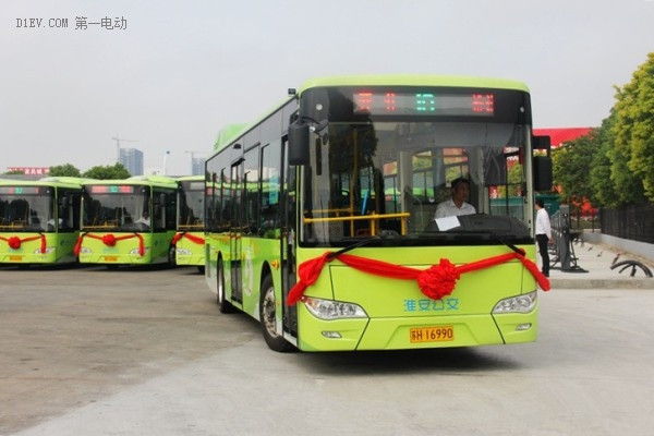 300輛新能源公交車交付淮安 金龍客車創(chuàng)江蘇最大訂單