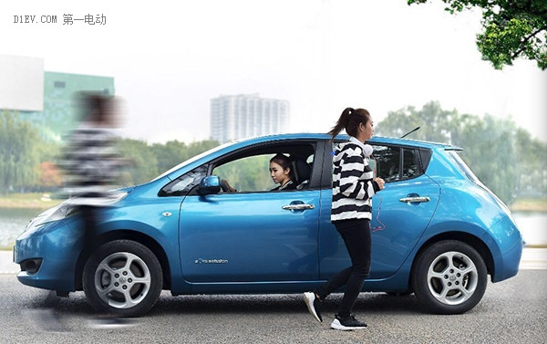 純電動車的創(chuàng)新玩法 晨風(fēng)北京街頭秀“隱形” 技能