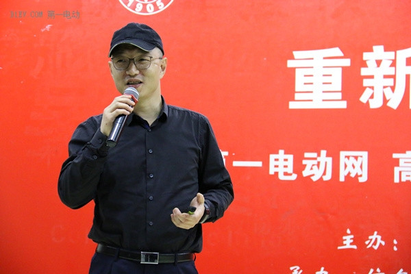 高校巡講走進(jìn)上海復(fù)旦大學(xué) 李巖松解讀吉利新能源故事